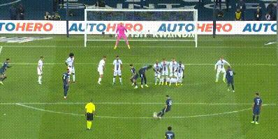 梅西任意球越过c罗头顶,梅西任意球钻过人墙