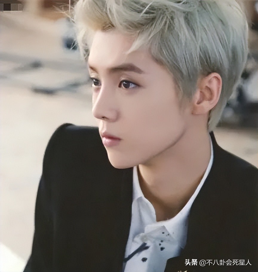 男人味也能“造假”？眉毛稀疏、画腹肌、贴鬓角，张艺兴差距最大