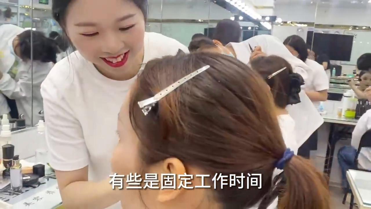 学化妆去哪家化妆培训学校好,化妆化妆培训多少钱