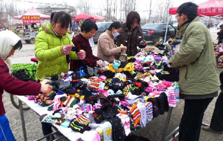 摆地摊一双袜子能赚多少钱,小伙摆地摊一晚赚1000