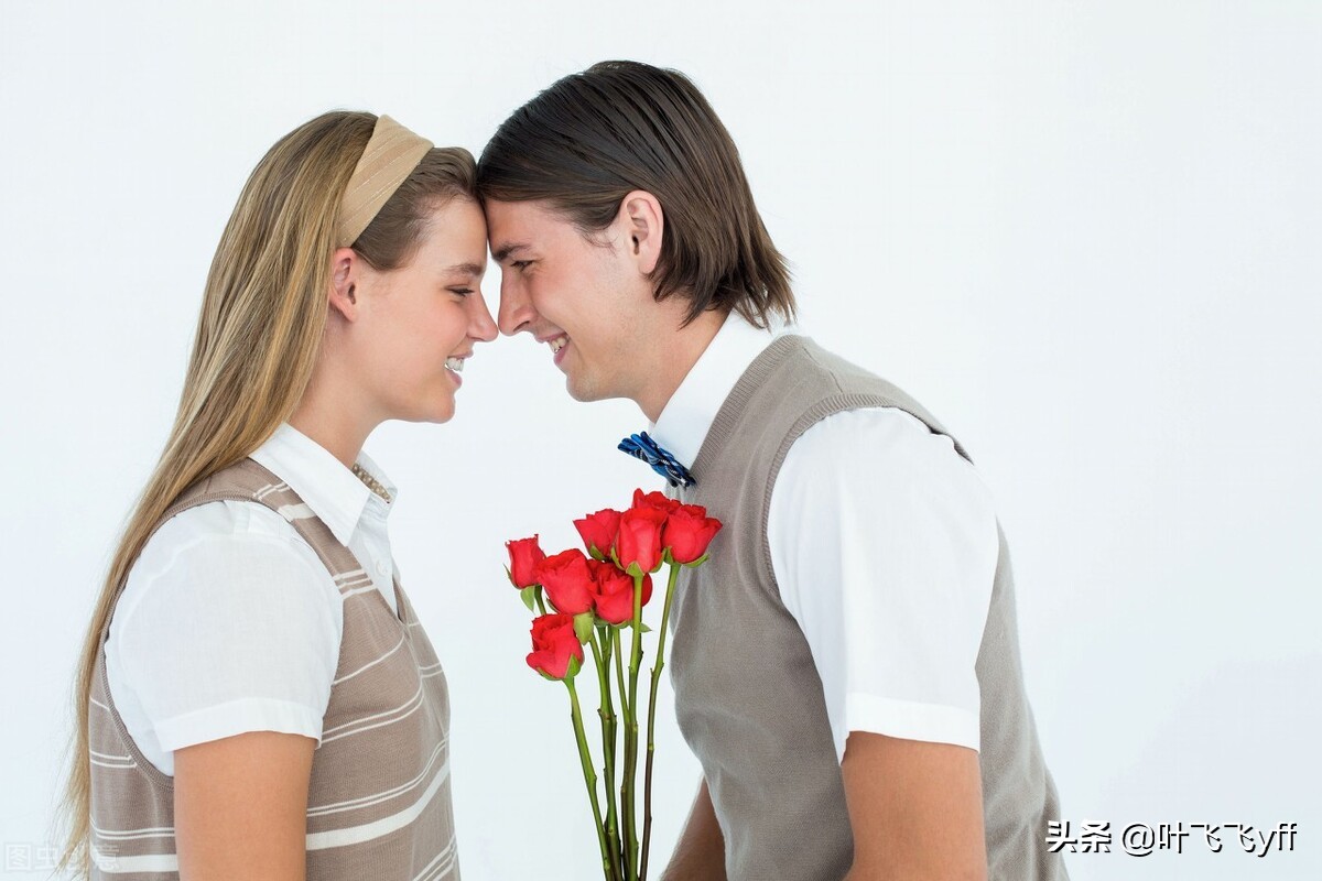 一个女人暗恋你的三件事,暗恋你的女人会给你这样的信号