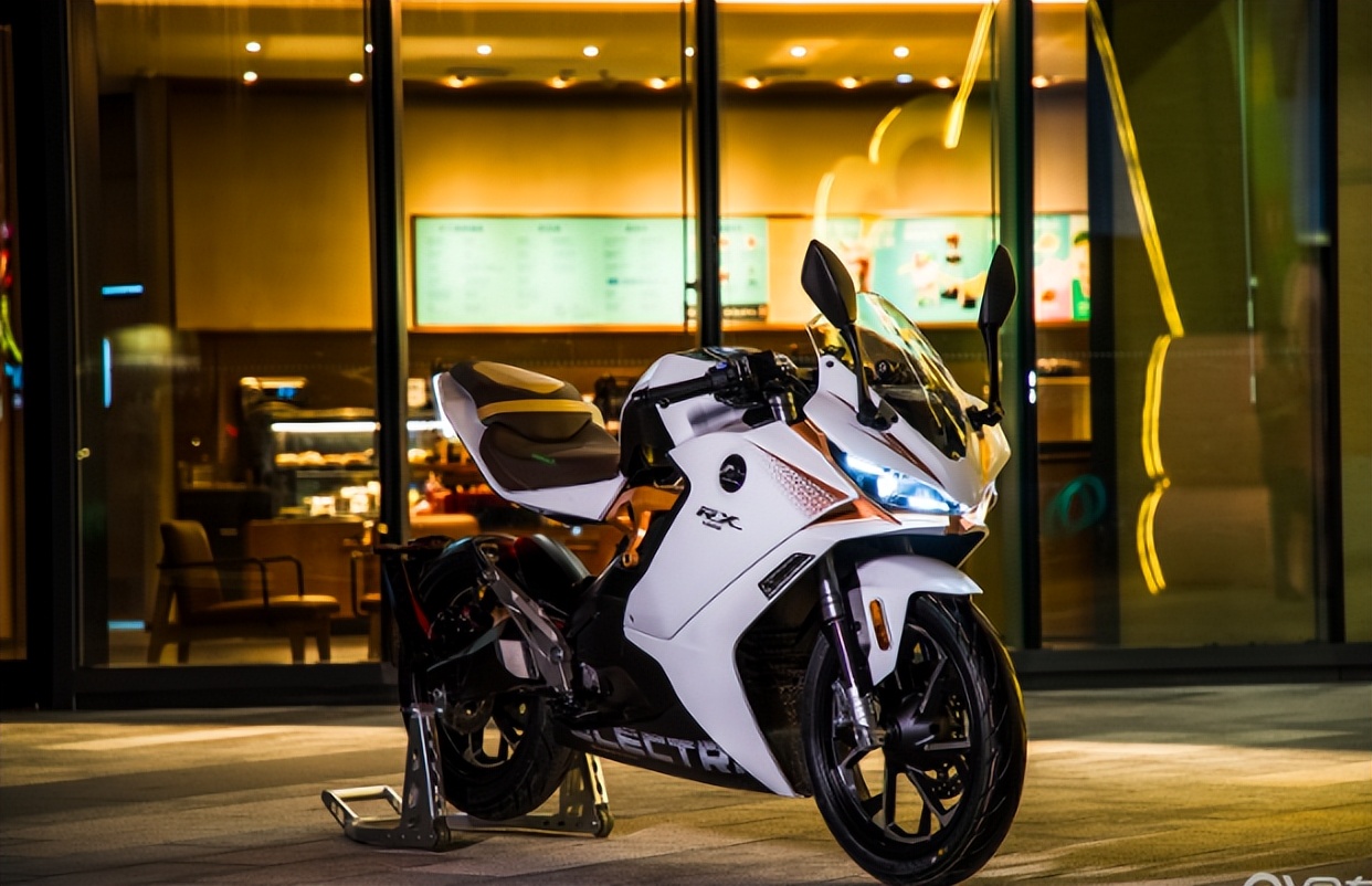 钱江推出高速电摩OAO,搭载17寸轮毂,最大续航200km,极速105码