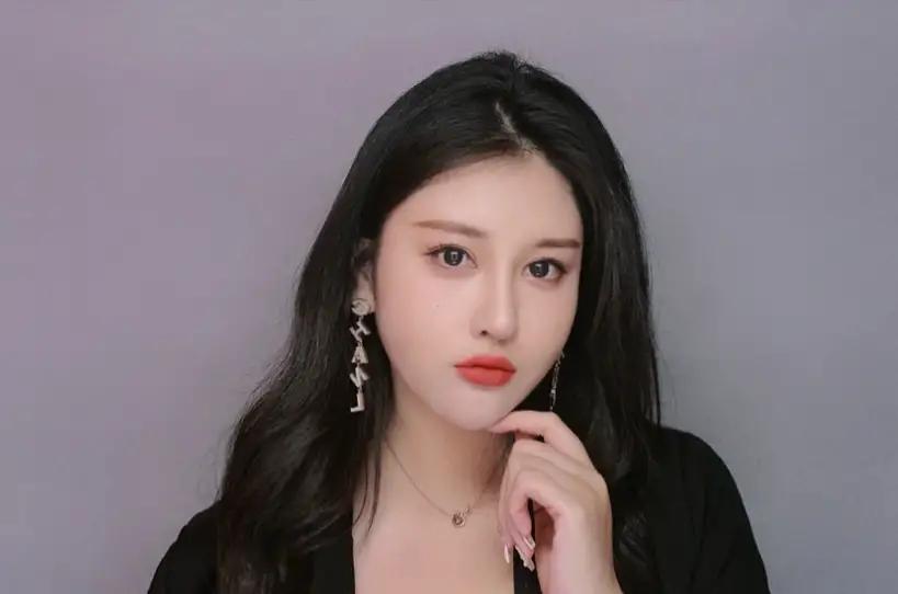 山东姑娘体重接近200斤，曾产生轻生念头，现靠身材挣钱每天3000