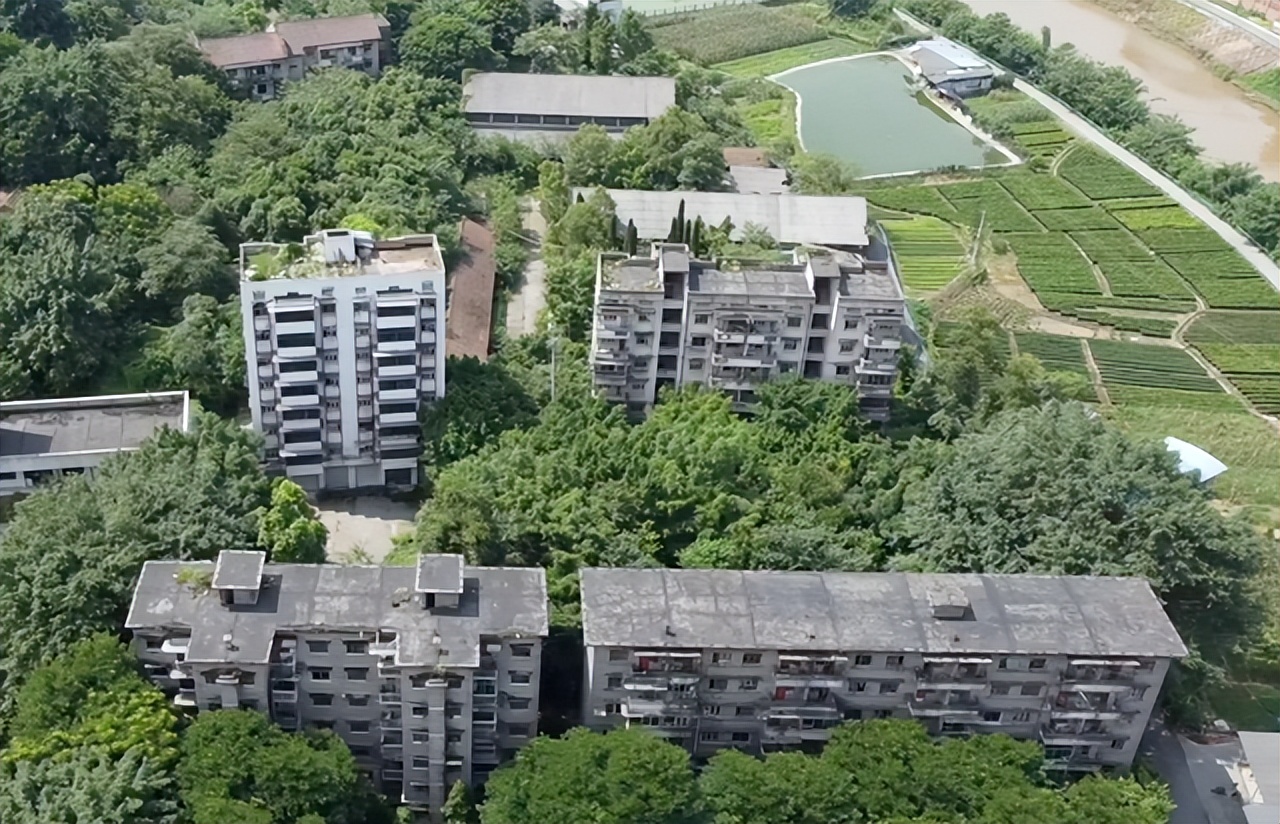 北碚这所中专校园荒废了13年还保留完好；30多年前比大学还吃香