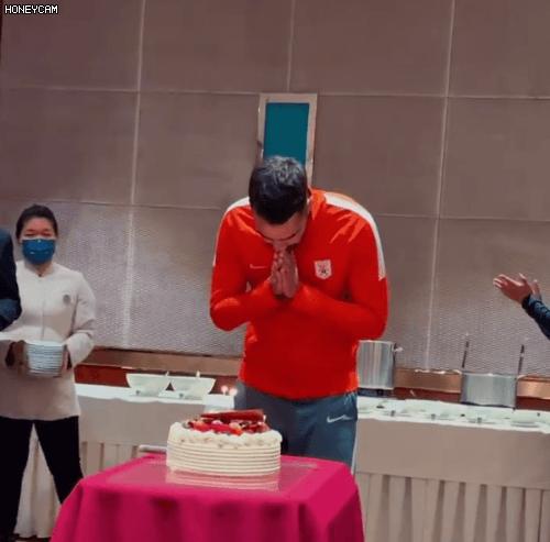 德尔加多迎26岁生日，摆脱外援身份还需等1年，继续踢球最重要