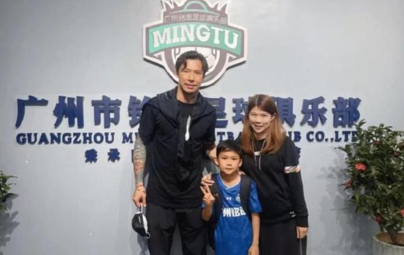 恭喜儿子踢足球夺冠,杨旭李金羽