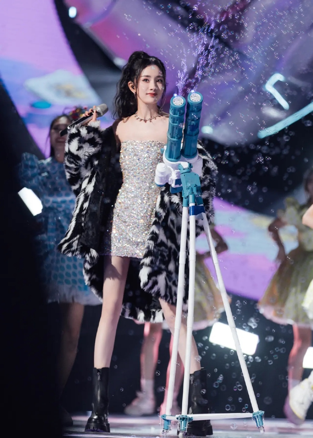 杨幂跨年晚会高马尾造型图片,杨幂跨年斑马纹外套