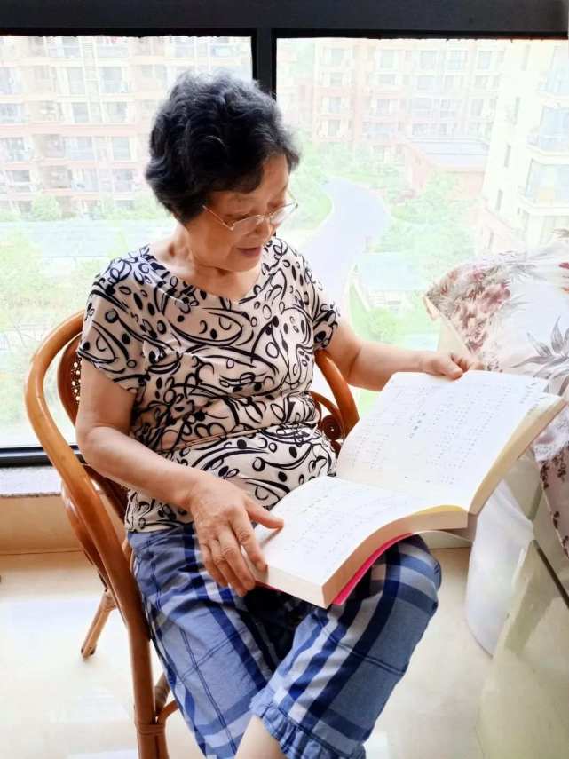 致敬75岁老人,致敬71岁高龄老师