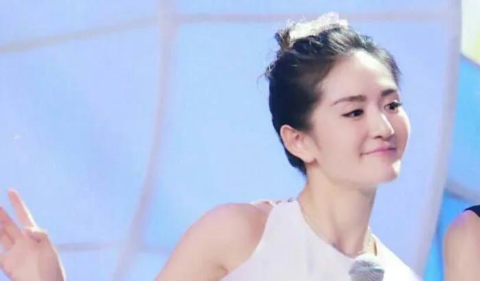 谢娜母女照片对比,谢娜晒两女儿合照