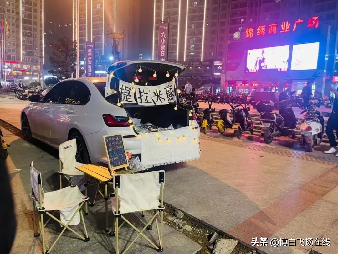 博白街出现车尾箱摆摊找生活，夜收百元，羡煞旁人