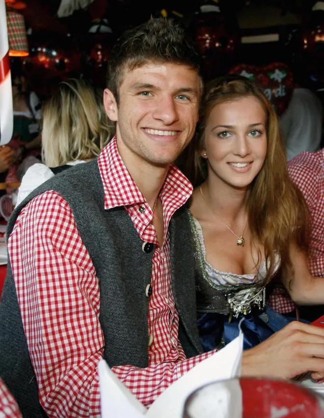 德国队是懂“美人计”的，破例让太太团入住安慰球员，但又没全懂