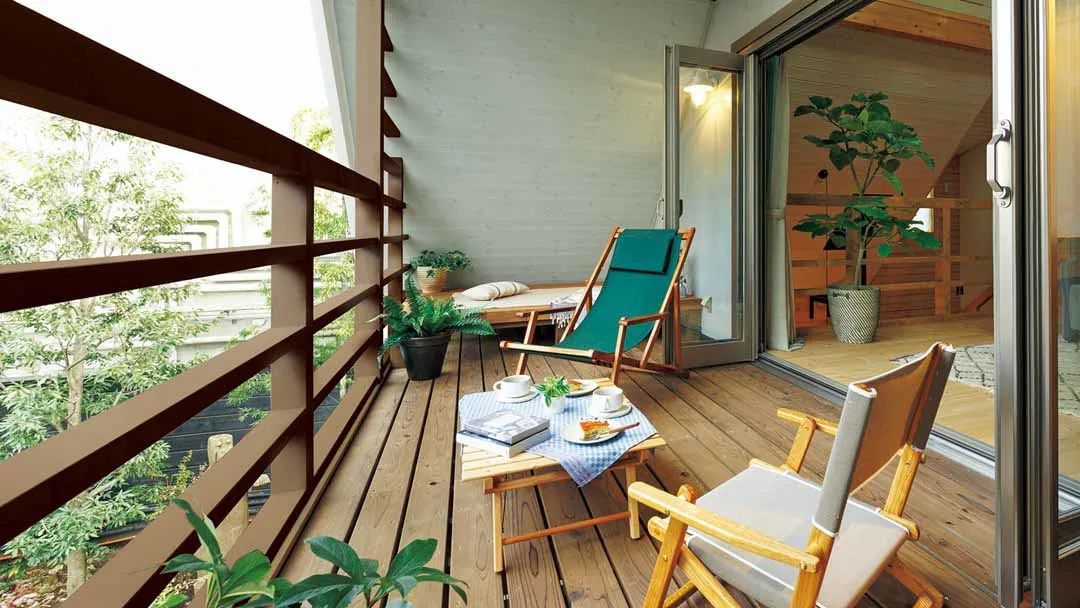 家里阳台怎么像露营感觉,阳台既能晾衣服也能当临时卧室