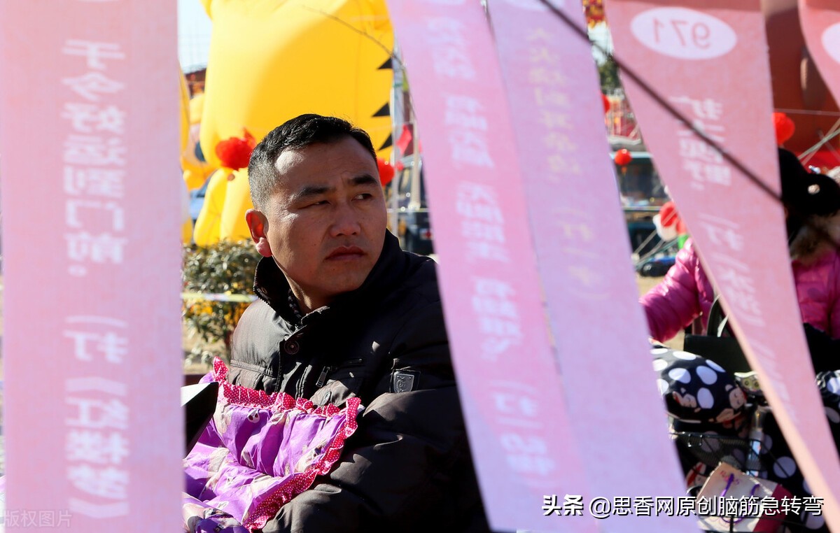 乡下有个黑大汉，头上插着两蒲扇，走一步来一扇（打一动物）