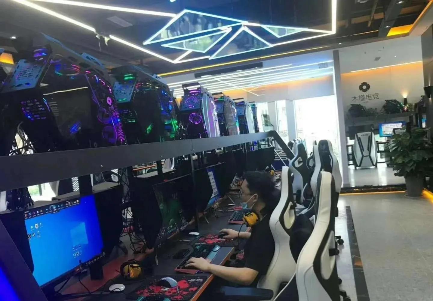 一年关万家，是谁杀死了网吧？