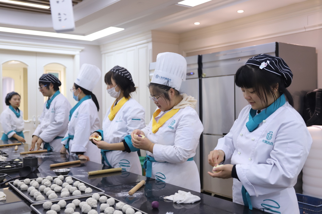 西点烘焙适合什么人,女生学西点烘焙都有哪些优势