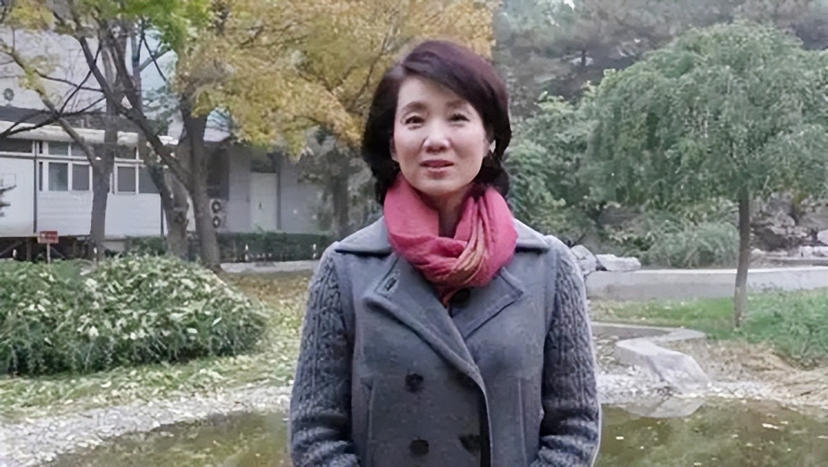 央视90后新闻联播主持人,中央台新闻联播女主持人飙泪