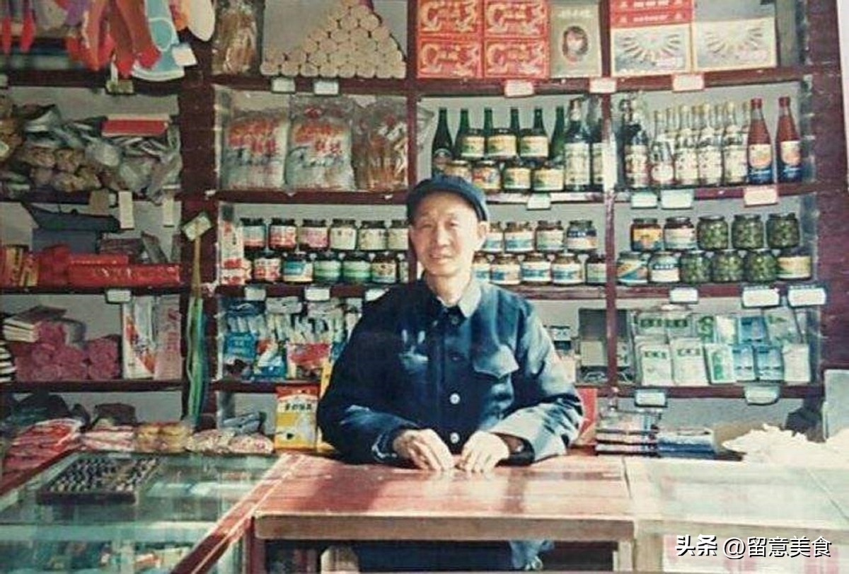 烟酒百货店生意最近很差怎么办,街边不起眼的烟酒店看似生意惨淡