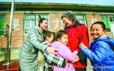 是警察奶奶！把孩子们带上了冬奥开闭幕式舞台