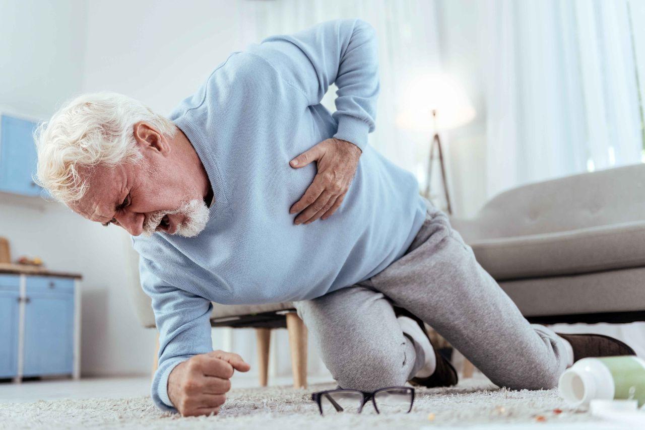 医生教肩膀酸疼缓解的简单动作,肩背痛按摩最好的方法