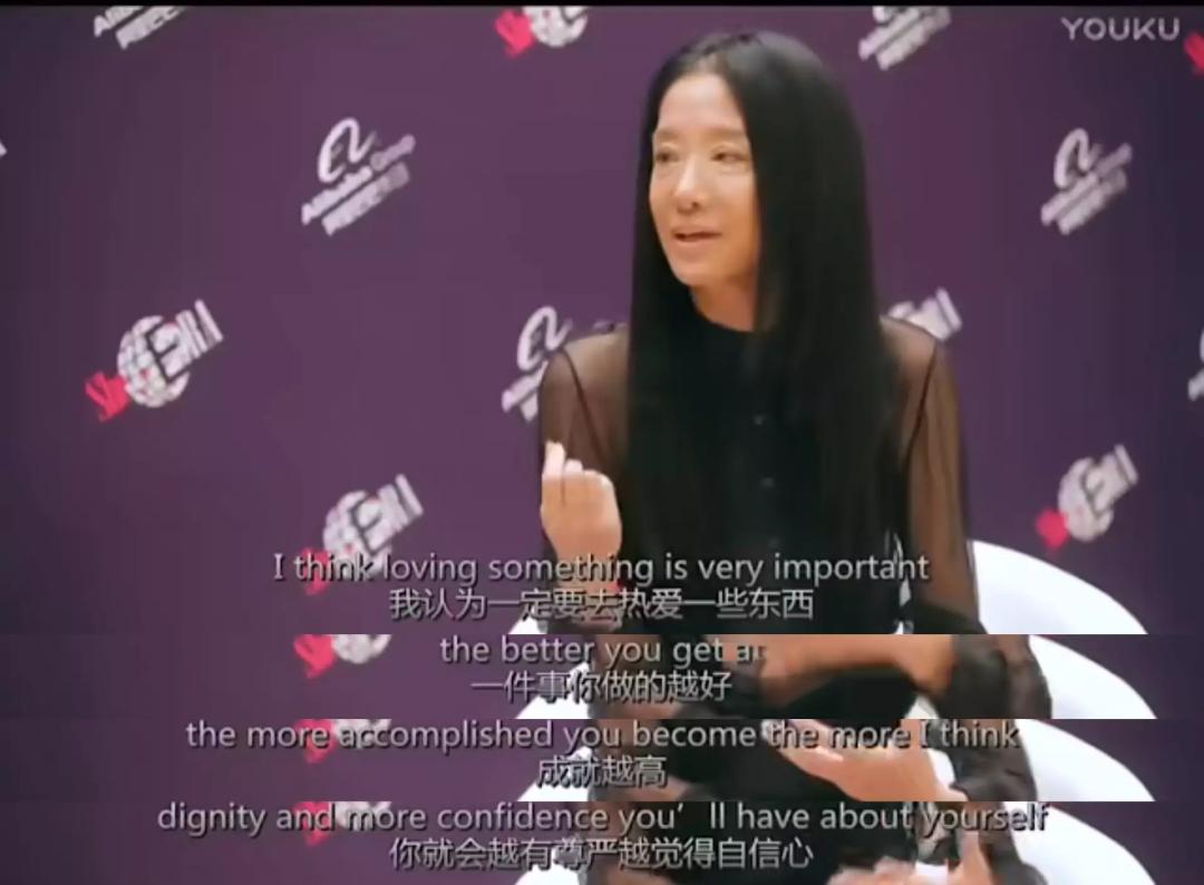 “时尚魔女”王薇薇：63岁离婚，与27岁小鲜肉热恋，她活成了女王