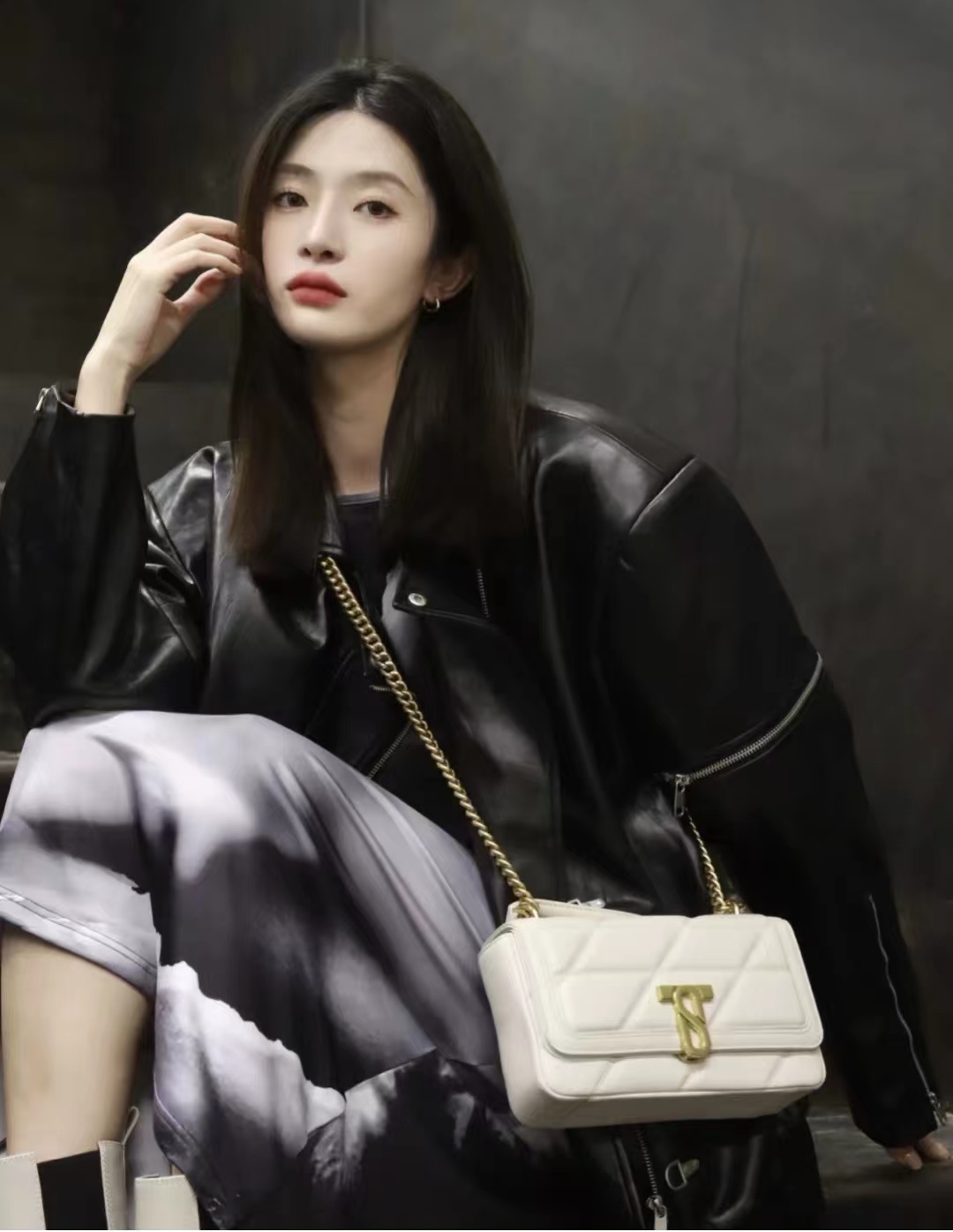 黑色机车皮衣搭配女秋冬,男士皮衣怎么搭配才显高级