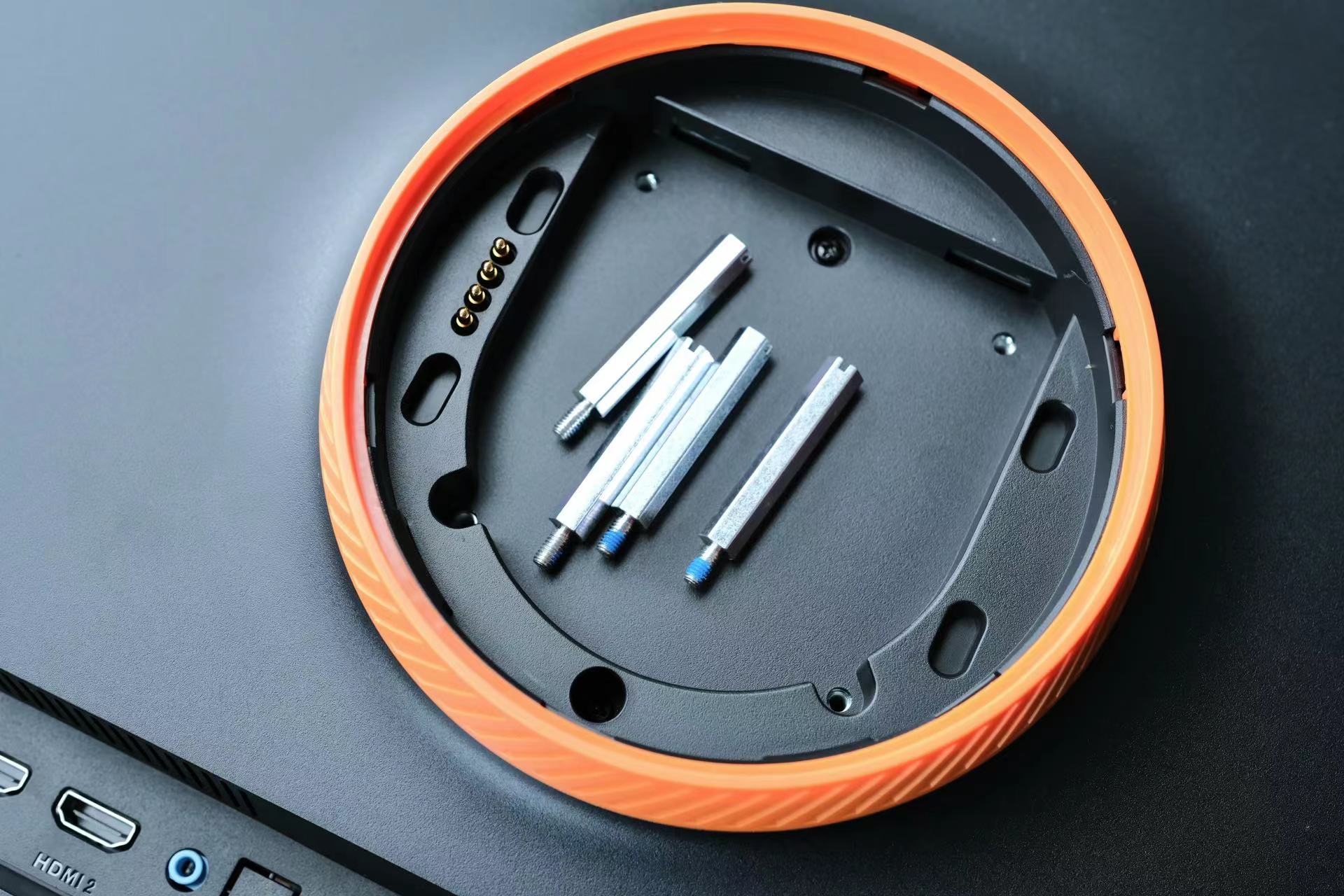 谁说显示器只能放电脑桌，老王帮你解锁自带系统显示器的新玩法