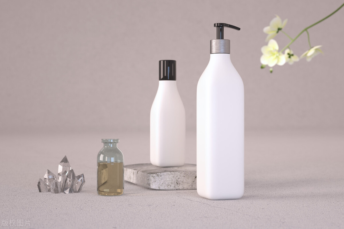 长了褐色的斑应该怎么处理,年龄不大长老年斑是怎么回事