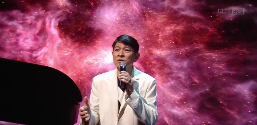 刘德华演唱会最震撼的一次,刘德华17岁演唱会哭了视频