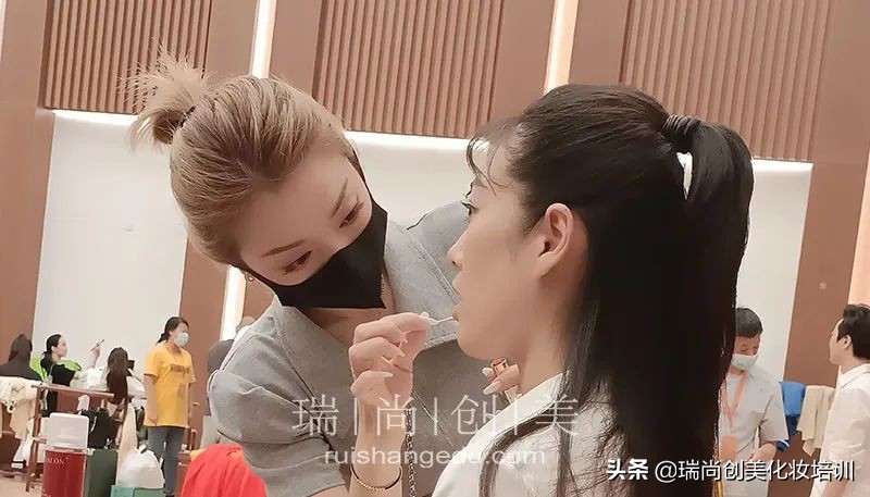 今年化妆师的工作前景,化妆师从业薪资待遇多少