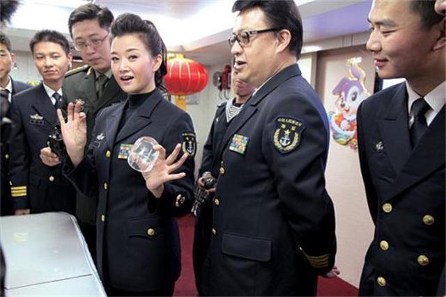 姚贝娜铜像图文,姚贝娜墓地雕塑