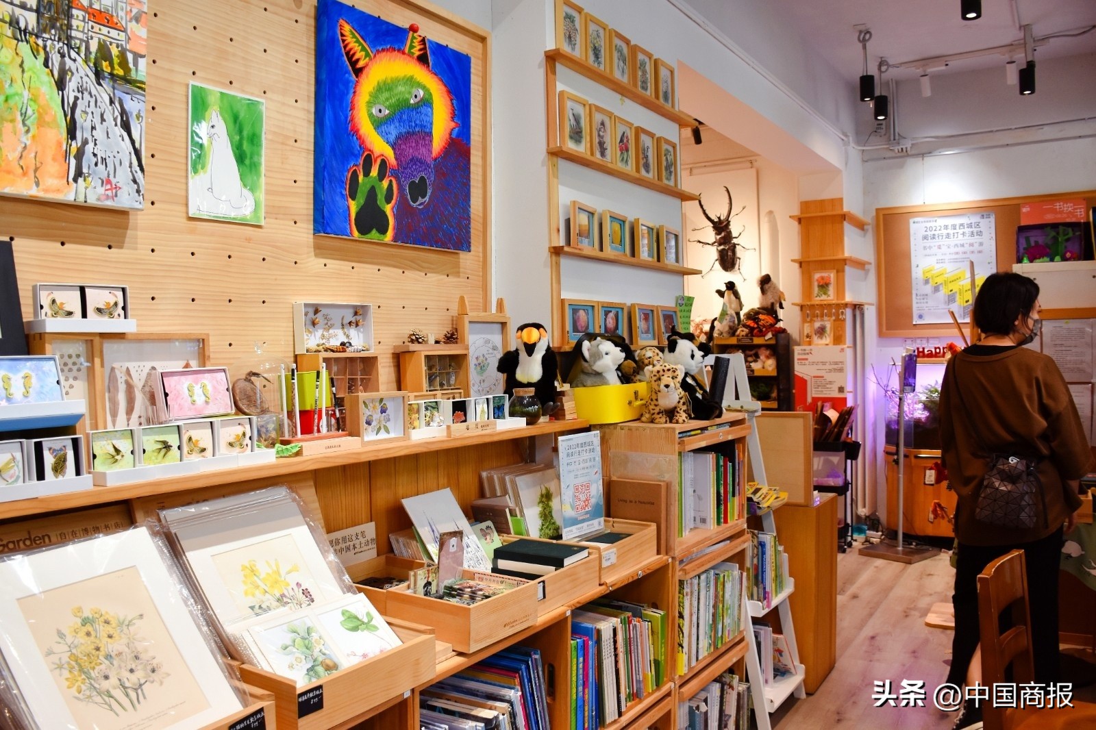 继卖餐饮、卖体验、卖空间之后,实体书店又找到赚钱新门道