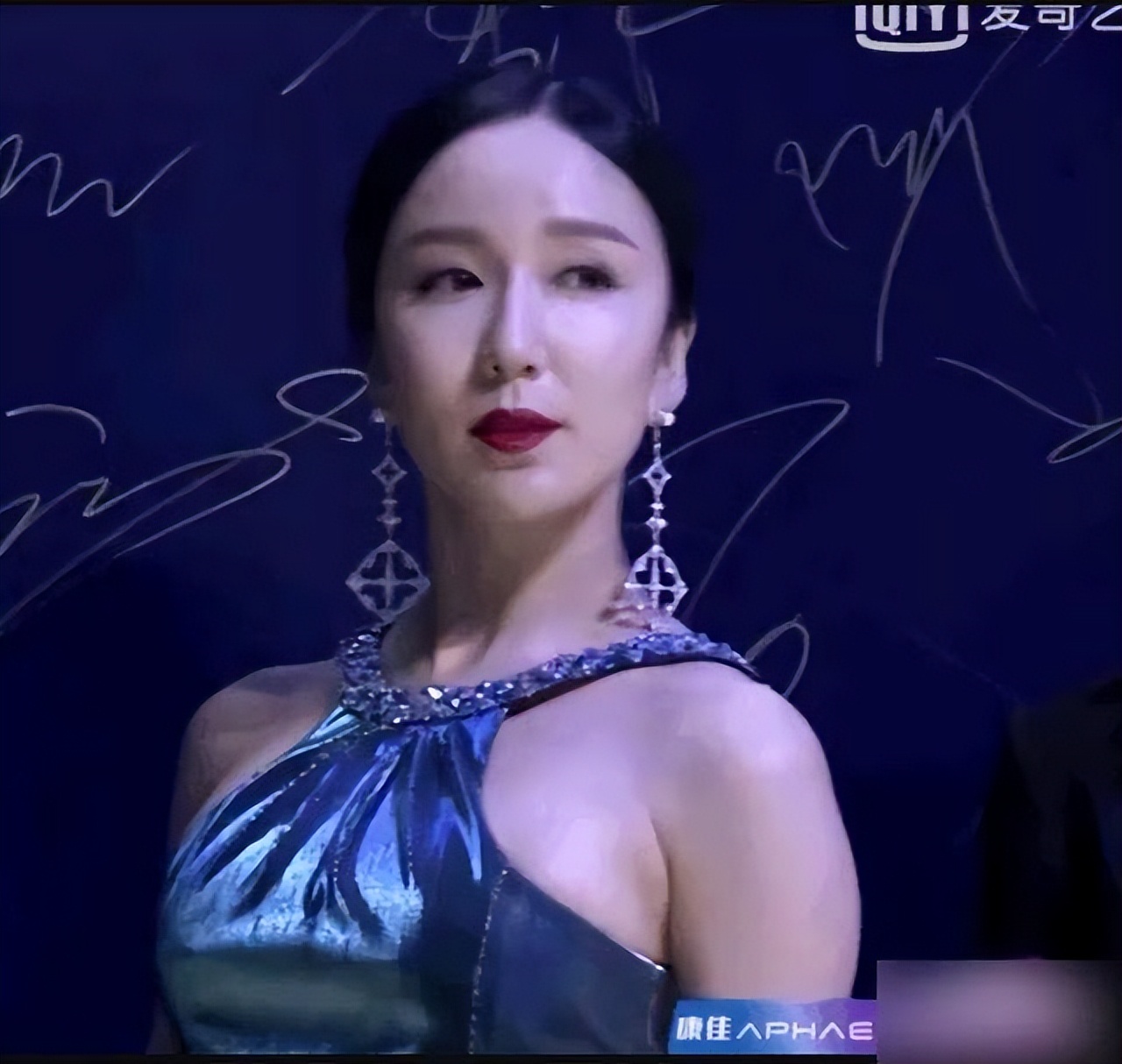 明星红毯假摔事件,明星红毯假摔倒抢镜