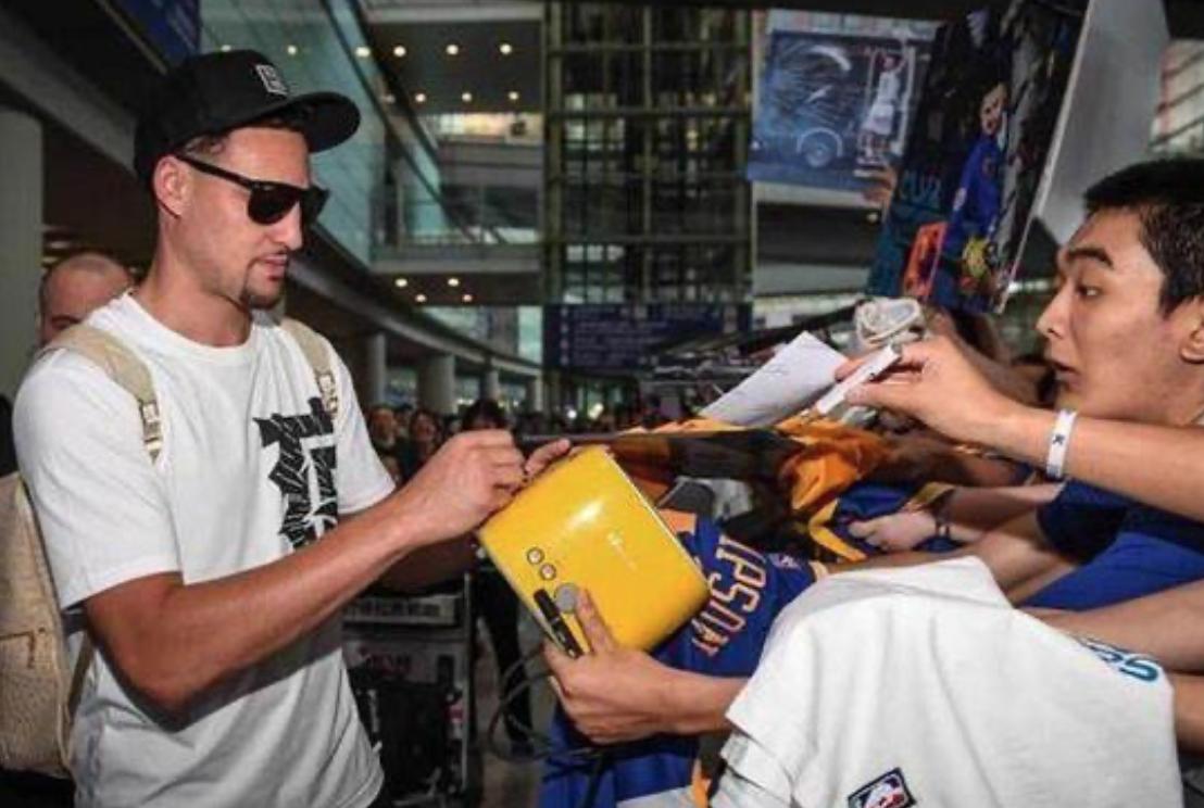 克莱汤普森成安踏最敬业代言人，8000万美元合同不亏，若夺冠赚翻