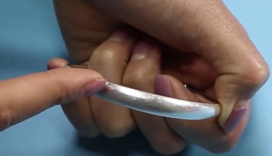 银手镯发黑切记别用牙膏洗,银手镯黑了用什么洗可以洗掉