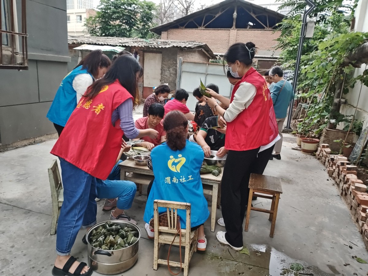 临渭区杜桥街道社工站联动各社工室开展“浓情端午，乐在其粽”主题活动