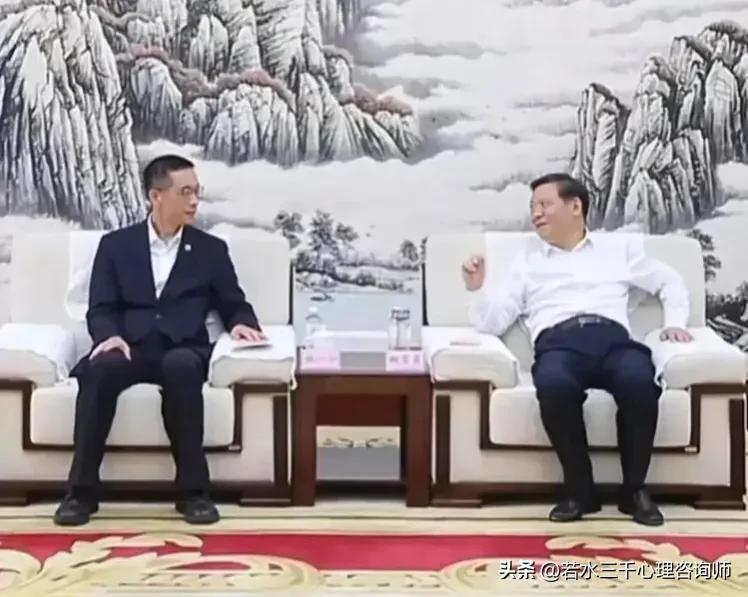 心理观察室丨市委书记散漫坐姿引热议：倨傲的背后是自恋