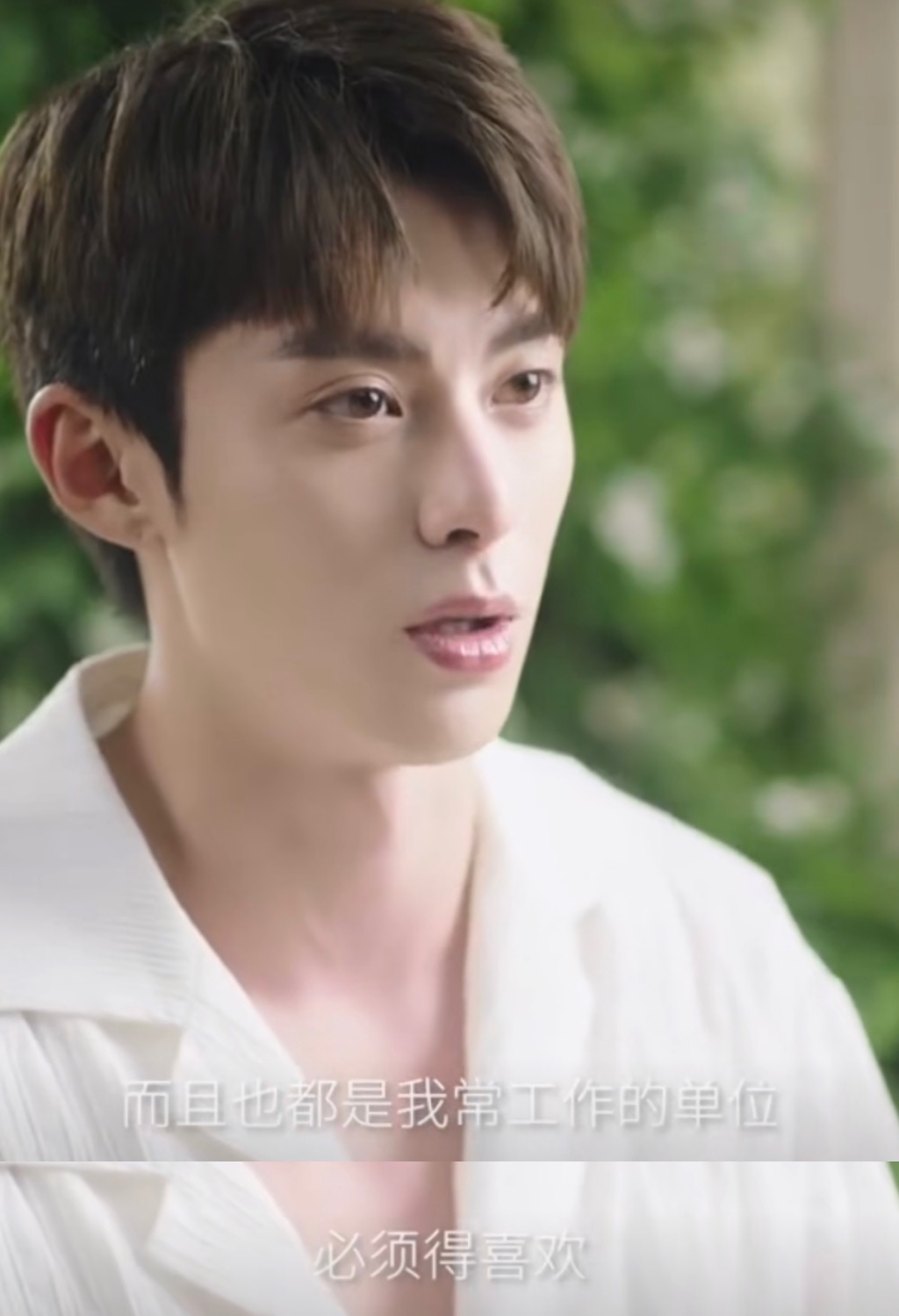 王鹤棣出席活动微博惊艳,王鹤棣一夜爆红的反应