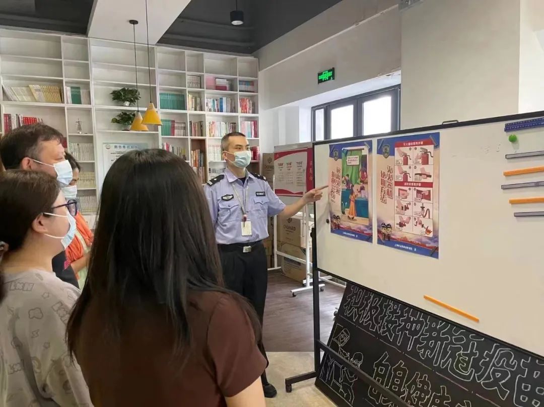 【夏季治安打击整治“百日行动”】上海黄浦：警灯闪烁，夏夜守护