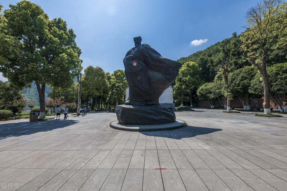 李白浪漫主义诗人代表人物,为什么称李白为浪漫主义诗人