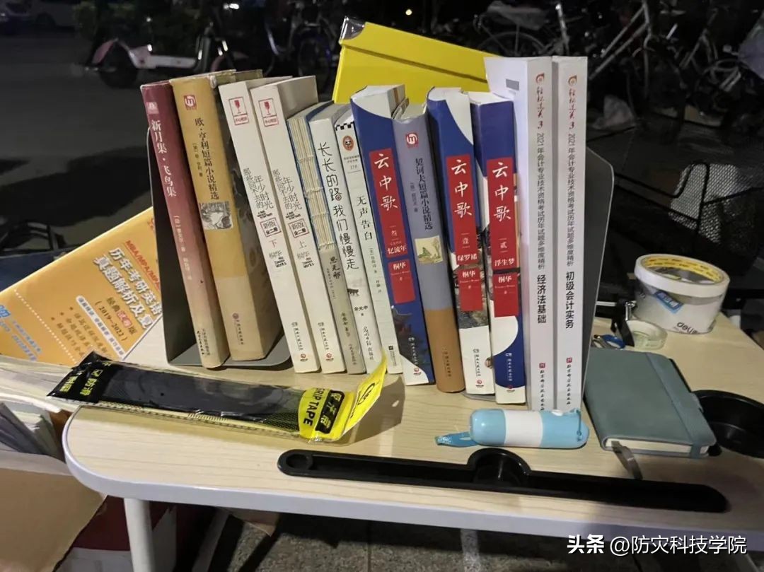 毕业季高校跳蚤市场火爆,大学毕业季活动跳蚤市场