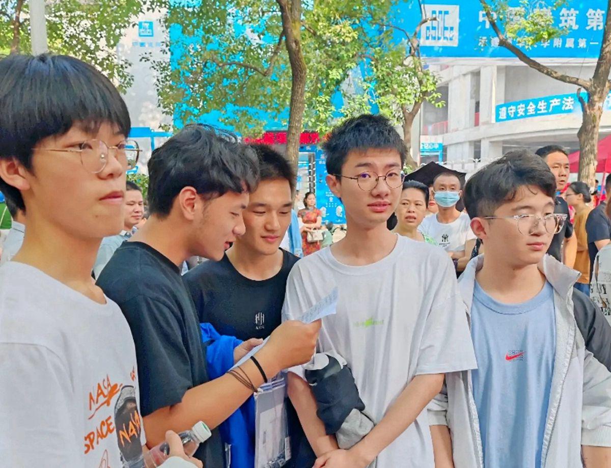 当年说高考题很简单的考生,今年高考提前交卷考得怎么样了