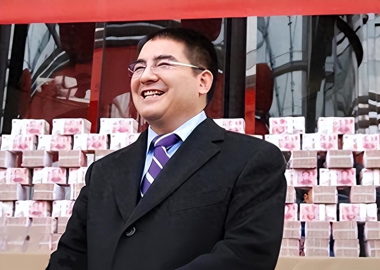 他把现金堆成山，高调捐款20亿后“消失”，如今出现在家种地？