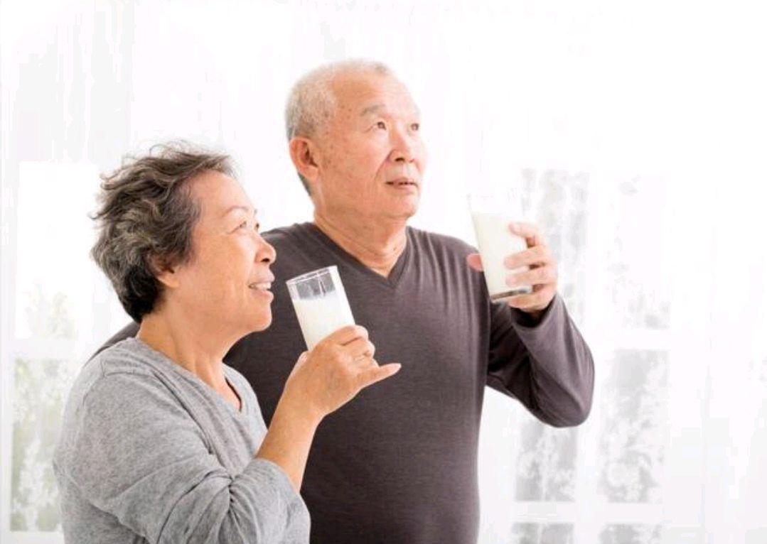 中老年人喝牛奶什么时间喝最好呢,中老年人喝牛奶早上好还是晚上好