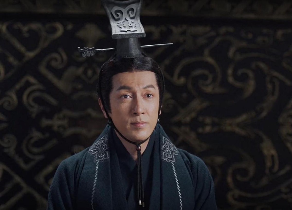 用假发遮住额头就是少男？37岁唐曾演大学生，满脸褶子太辣目