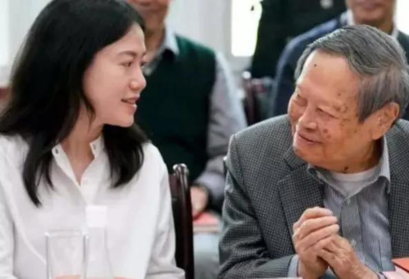 翁帆含泪说出嫁给杨振宁的缘由,翁帆说出了当时嫁给杨振宁的原因