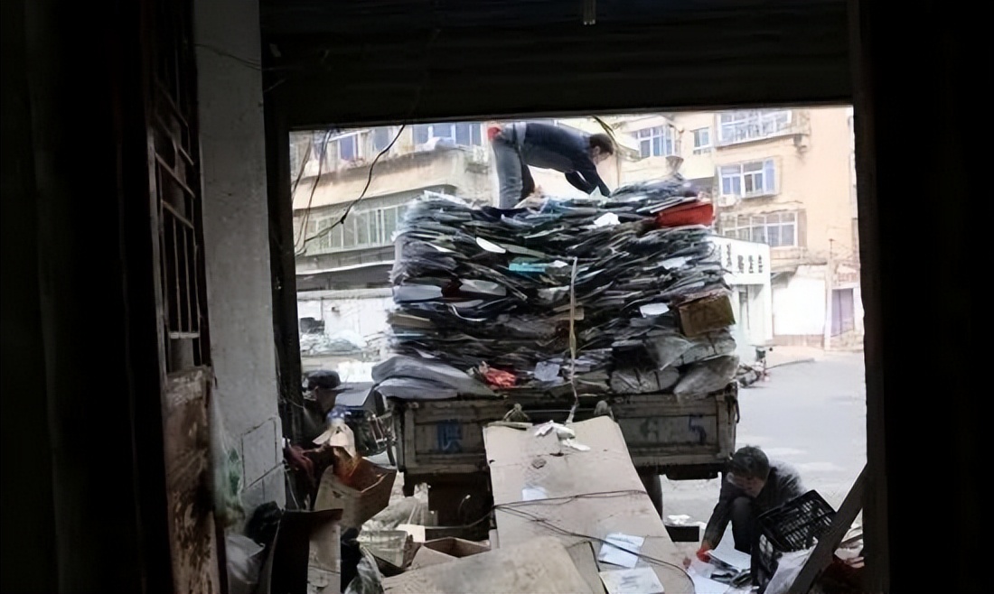 流浪老人在街边捡垃圾,流浪西安的老人