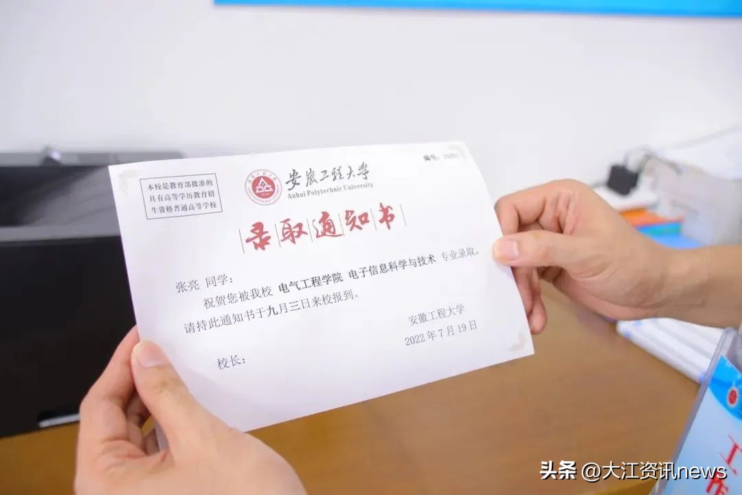 扭扭车男孩卡通,扭扭车男孩站起来