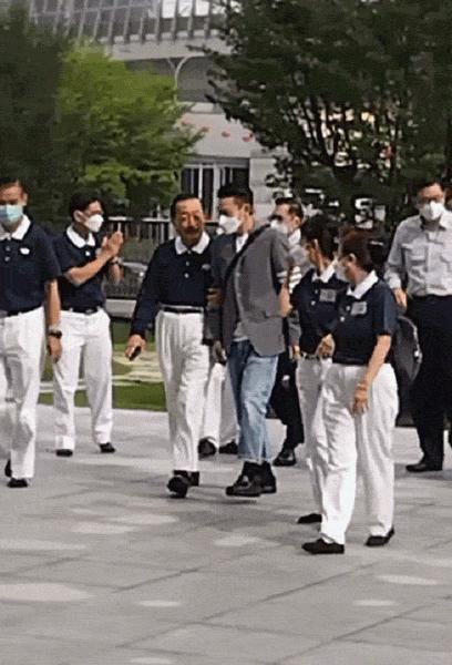 刘德华陪太太回家祭岳父,刘德华带太太回娘家视频