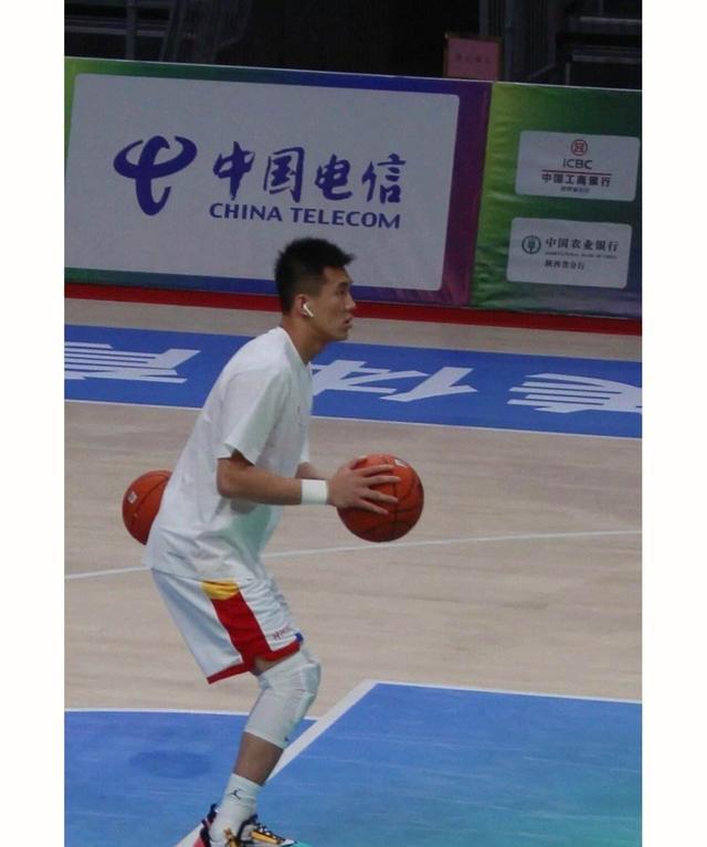 郭艾伦潘玮柏篮球,邓超郭艾伦完整视频