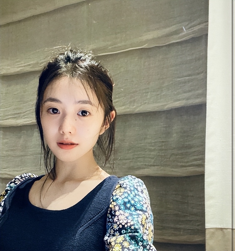 国民妹妹张子枫演技备受大众认可,演技派四小花旦张子枫